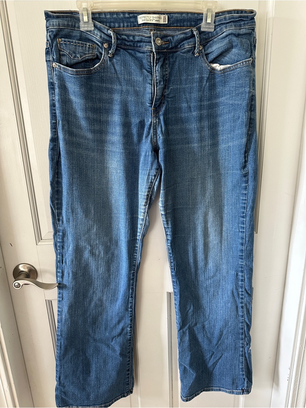 Levi's Perfectly Shaping Boot Cut 512 Women's Jeans in Medium Blue Wash- Size 18